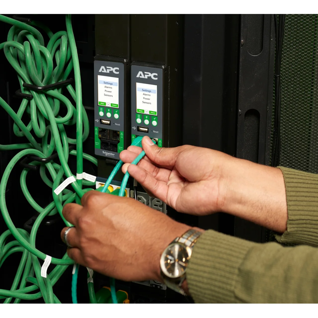 APC NetShelter Rack PDU Advanced, Switched Metered Outlet, 7.4kW, 1Phase, 230V, 32A, 332P6, 40 Outlet