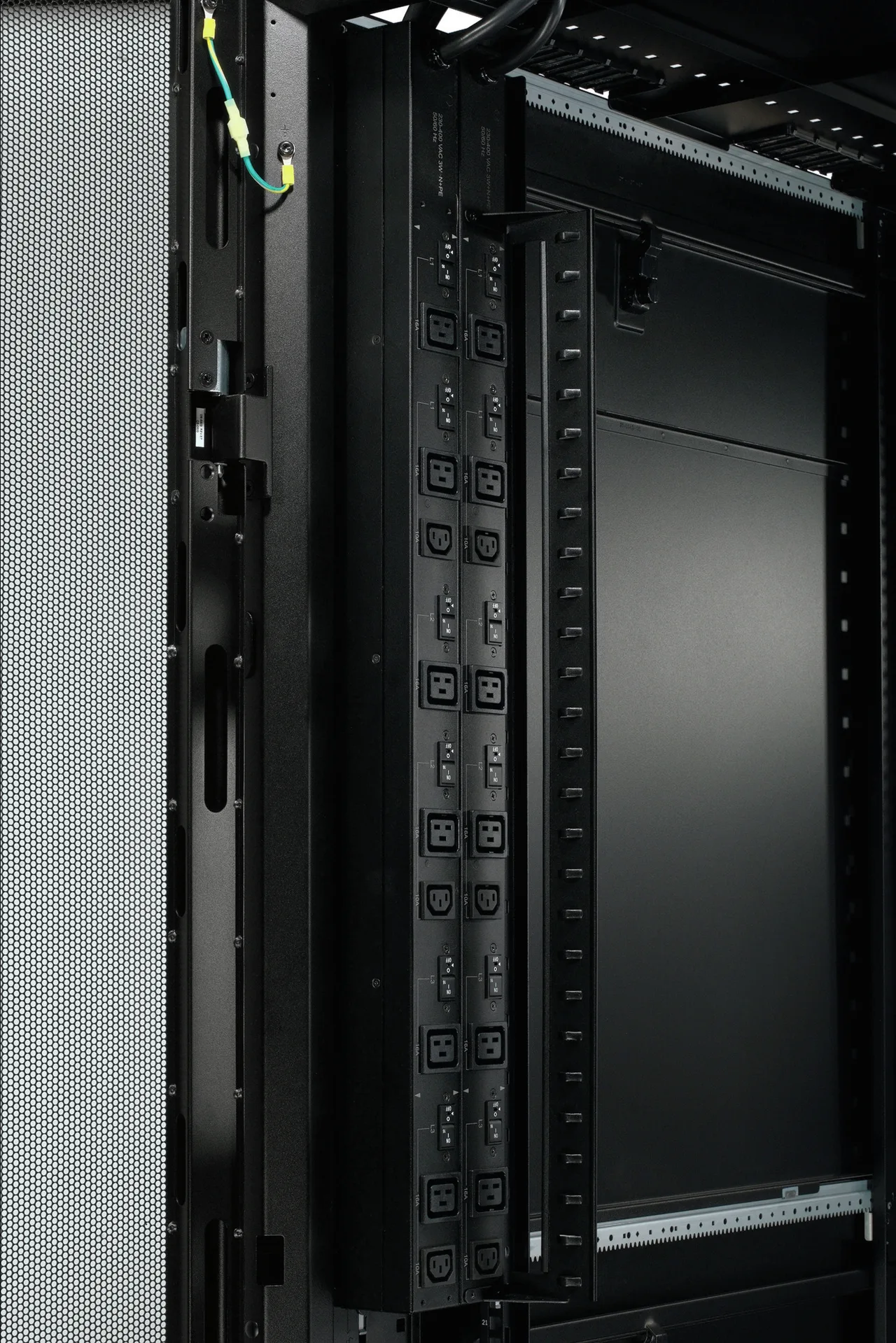 APC Rack PDU Basic Zero U power distribution unit (PDU) 9 AC outlet(s) 0U Black