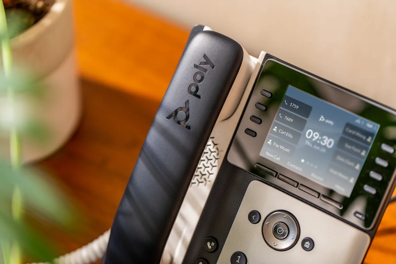 HP Poly Edge E320 IP Phone — photo 5