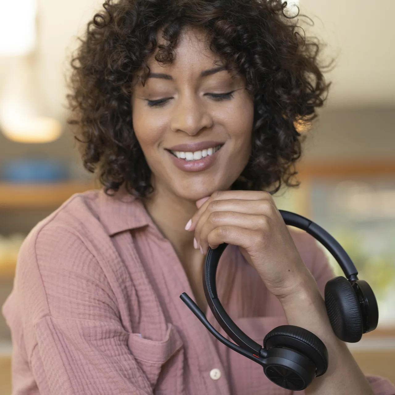 HP Poly Voyager 4320 USB-C Headset +BT700 dongle +Charging Stand